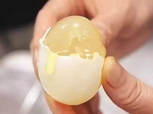ALERT!!! Fake And Deadly China Manufactured Egg Has Flooded The Market See How You Can Identify It (Photos+Video)